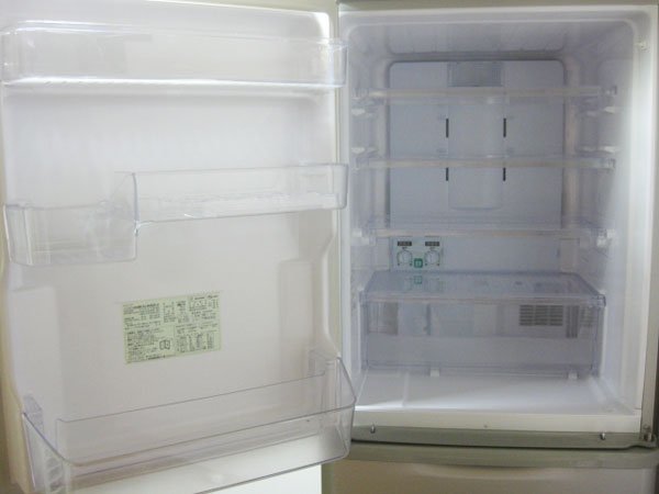 シャープの冷蔵庫を西宮市で買取しました。画像3